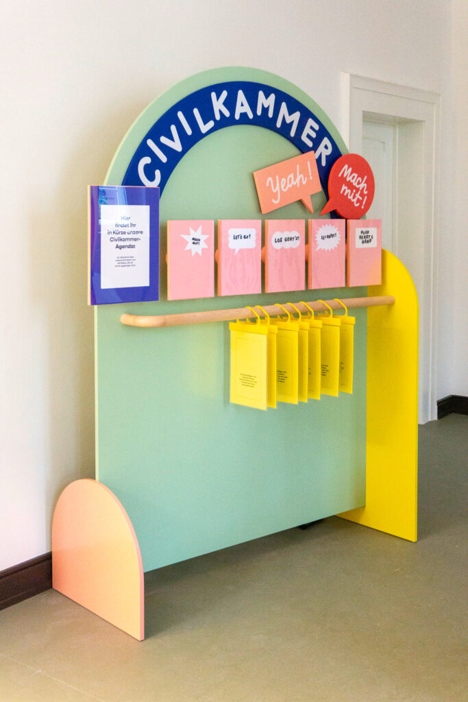 Heimathafen_Wiesbaden_Civilkammer_asynchrone-agenda_halbschraeg_links_11-2022_DSC01674_copyright-studio-komplementaer