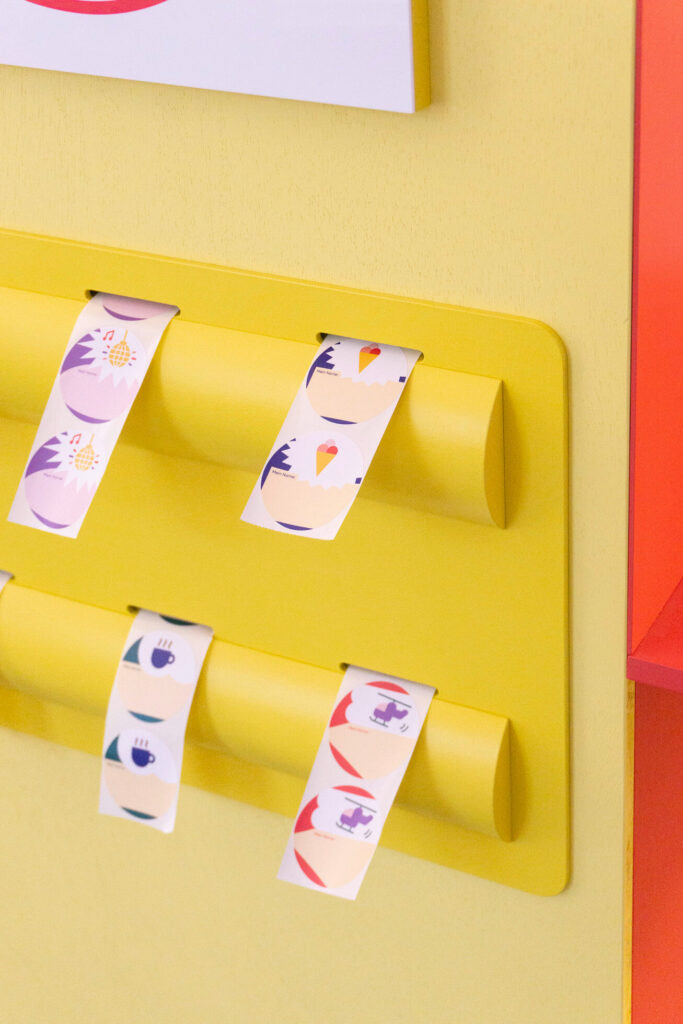 Heimathafen_Wiesbaden_Civilkammer_hello-mate_close_sticker_disko_eiscreme_tasse_heli_11-2022_DSC01731_copyright-studio-komplementaer