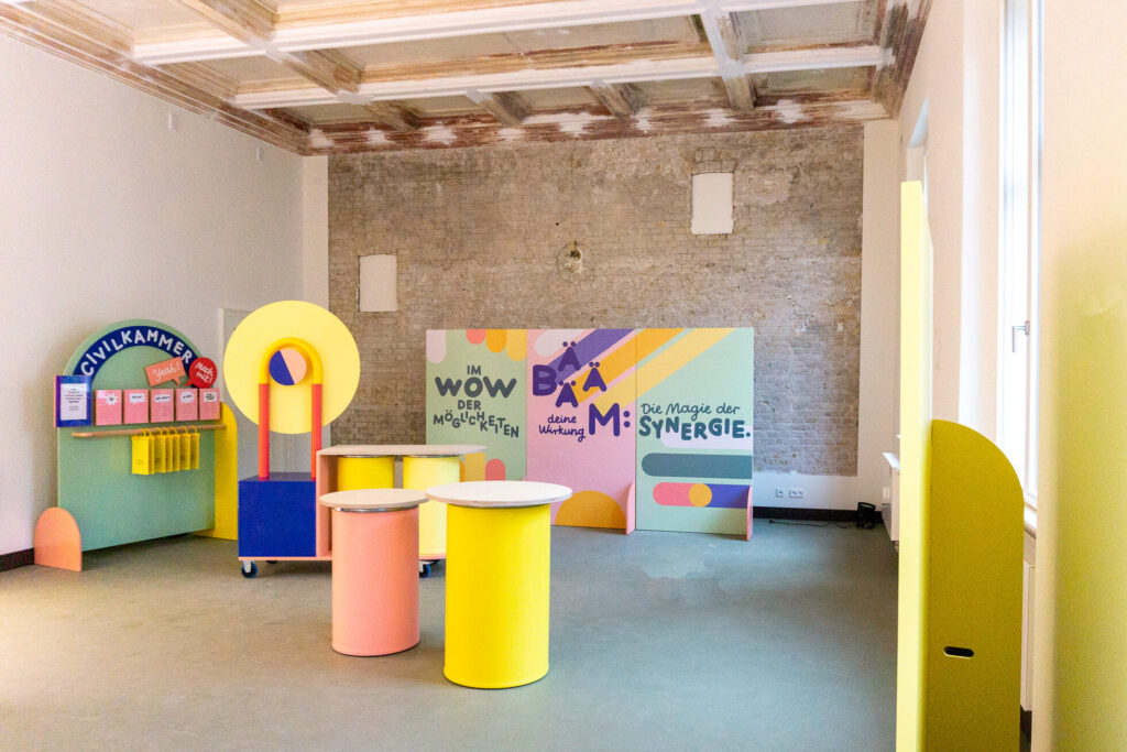 Heimathafen_Wiesbaden_Civilkammer_szene_quer_asynchrone-agenda_center_3-wall-of-claims_stehtische_11-2022_DSC01631_copyright-studio-komplementaer